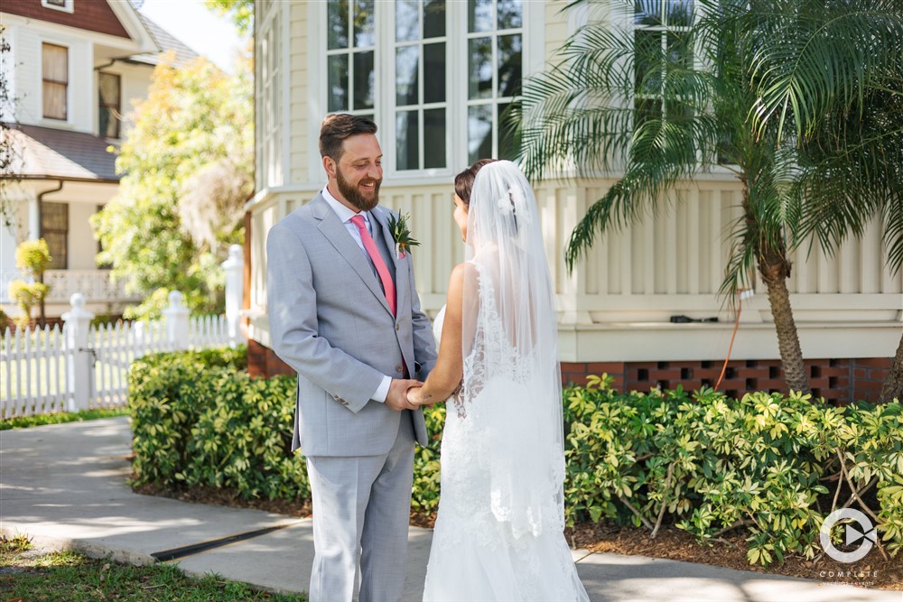 Wedding first look at Palmetto Riverside Bed an Breakfast. 